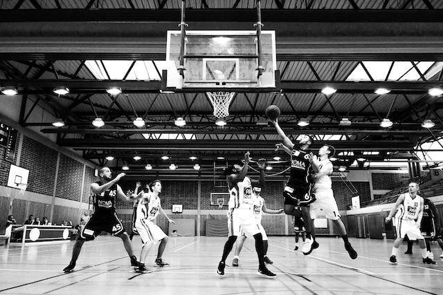 ilustrasi pemain basket dalam pertandingan (unsplash.com/Max Winkler)