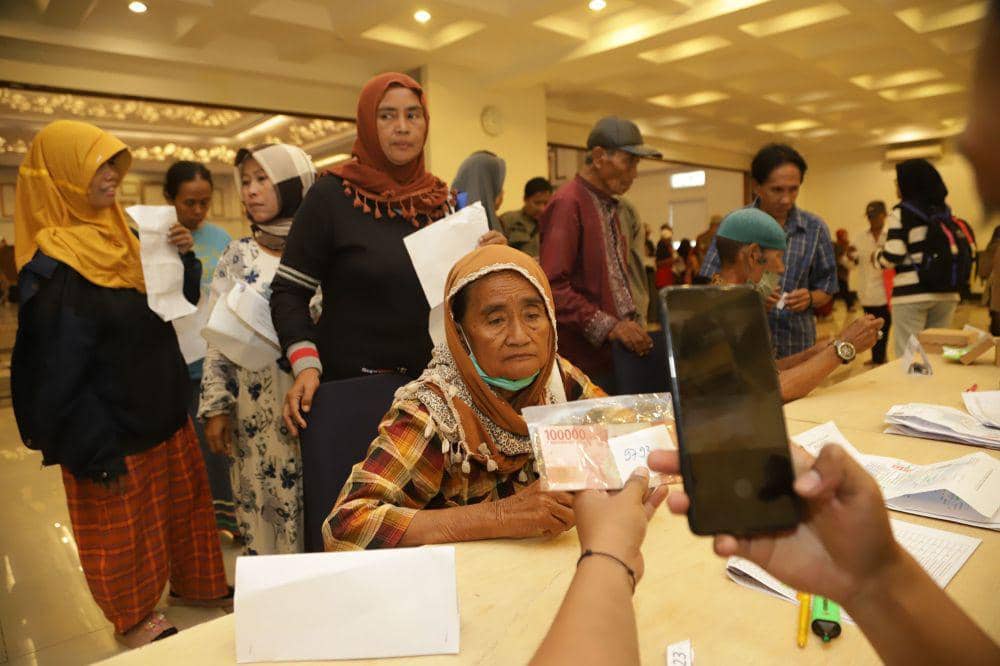 Wali Kota Eri melanjutkan penyaluran BLT itu kepada keluarga miskin Surabaya di Gedung Barunawati, Kamis (10/5/2023).. (Dok. Diskominfo Kota Surabaya).