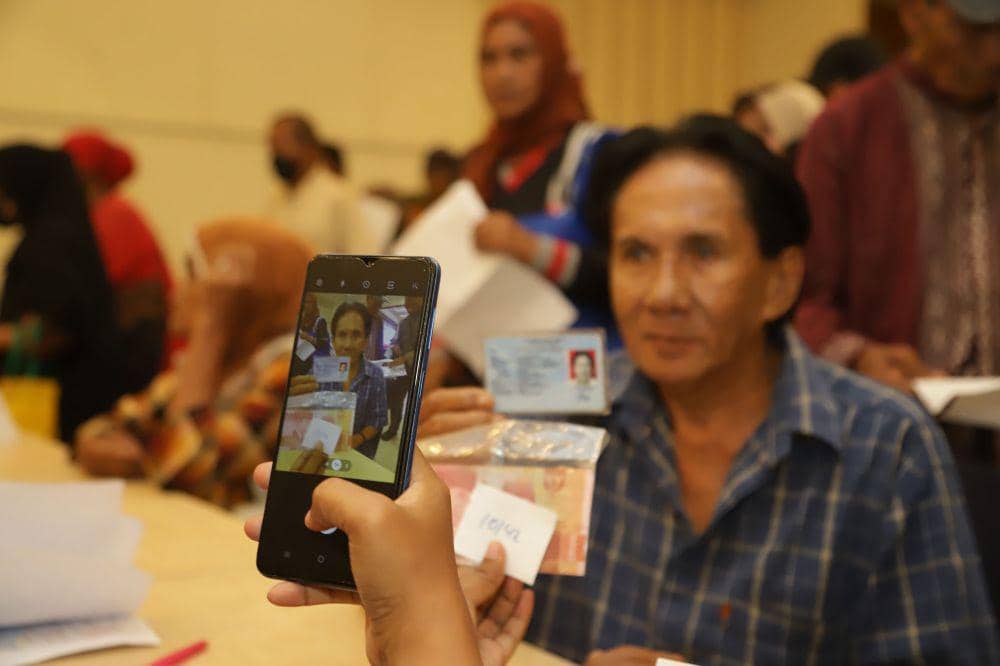Wali Kota Eri melanjutkan penyaluran BLT itu kepada keluarga miskin Surabaya di Gedung Barunawati, Kamis (10/5/2023).. (Dok. Diskominfo Kota Surabaya).