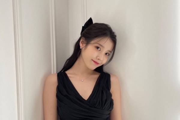 Potret Penyanyi IU (instagram.comdlwlrma)
