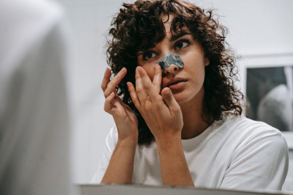 5 Treatment yang Aman untuk Atasi Komedo, Boleh Dipencet?