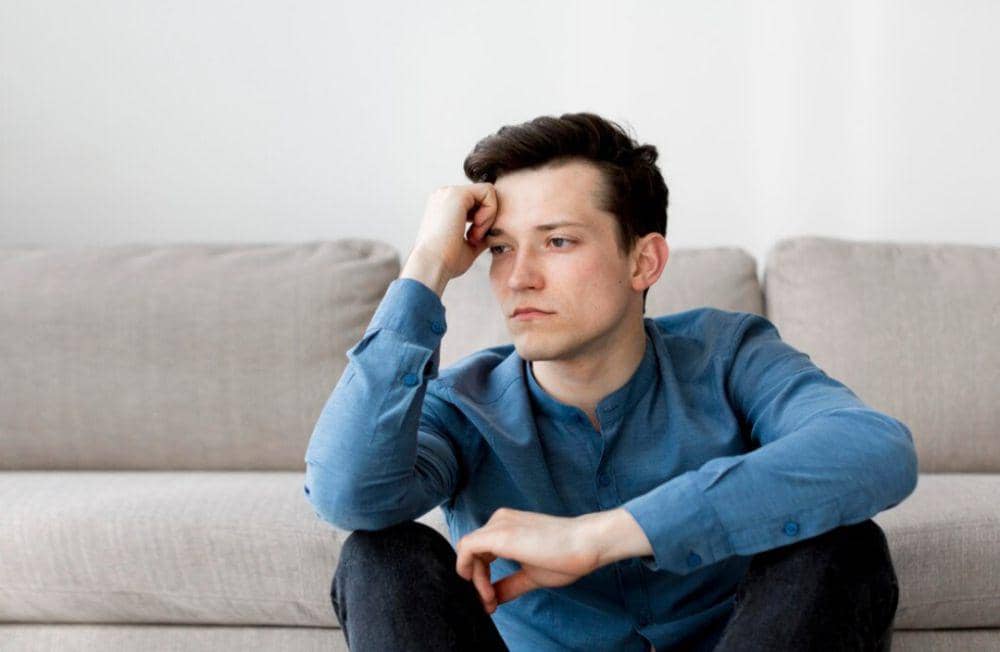 ilustrasi pria sedang cemas (freepik.com/freepik)