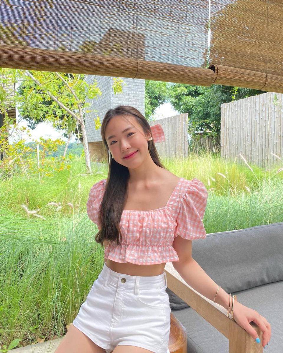 ide styling outfit pink ala June Wanwimol (instagram.com/junewanwimol19)