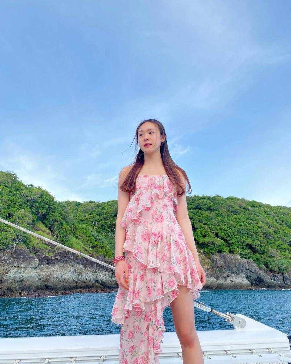 ide styling outfit pink ala June Wanwimol (instagram.com/junewanwimol19)