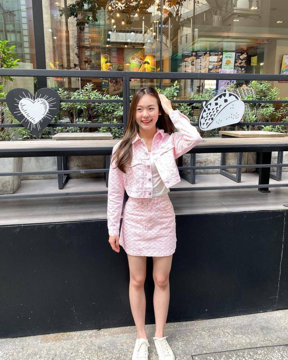 ide styling outfit pink ala June Wanwimol (instagram.com/junewanwimol19)