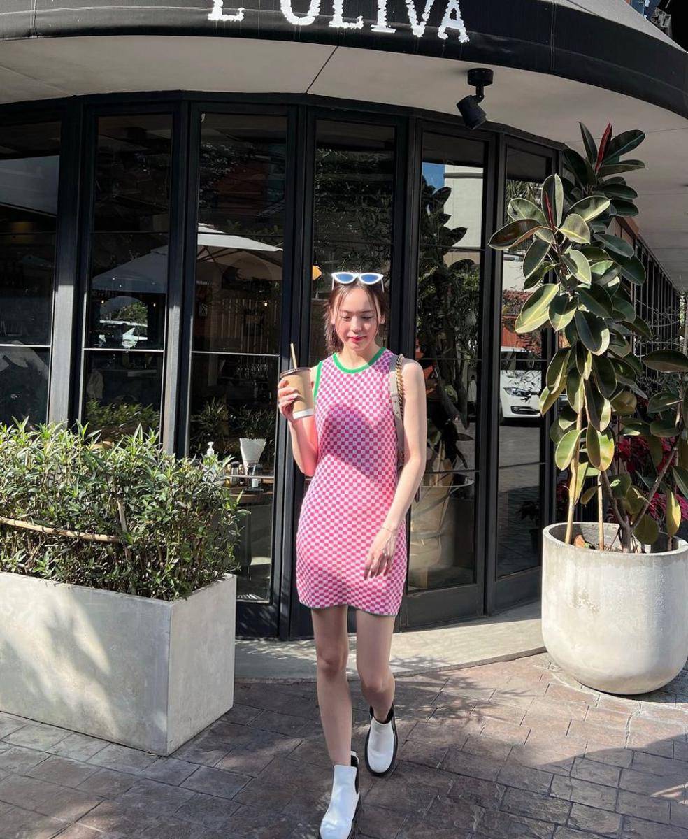 ide styling outfit pink ala June Wanwimol (instagram.com/junewanwimol19)