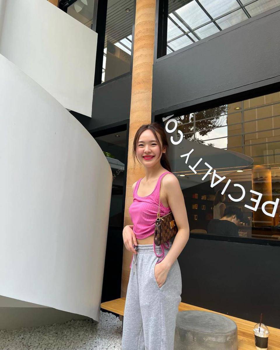 ide styling outfit pink ala June Wanwimol (instagram.com/junewanwimol19)