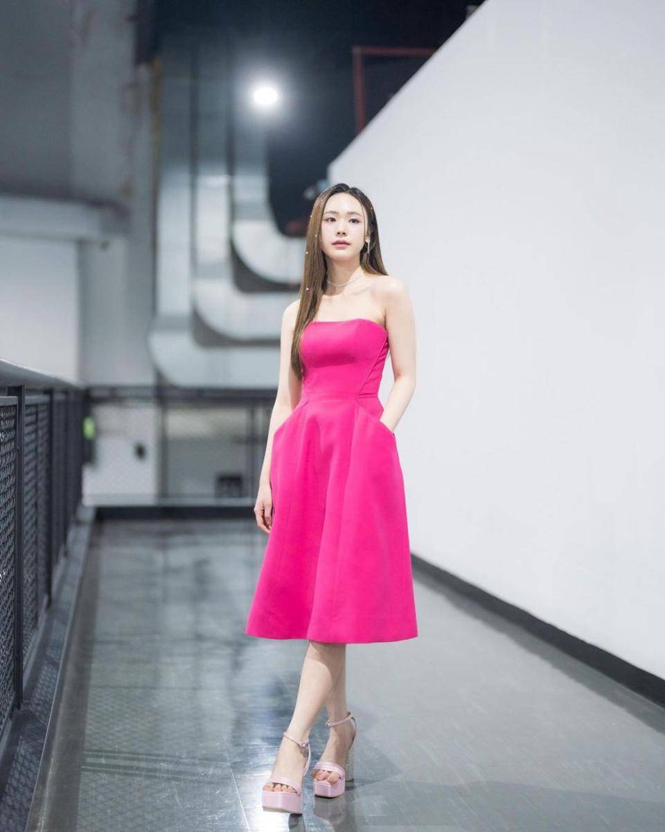 ide styling outfit pink ala June Wanwimol (instagram.com/junewanwimol19)