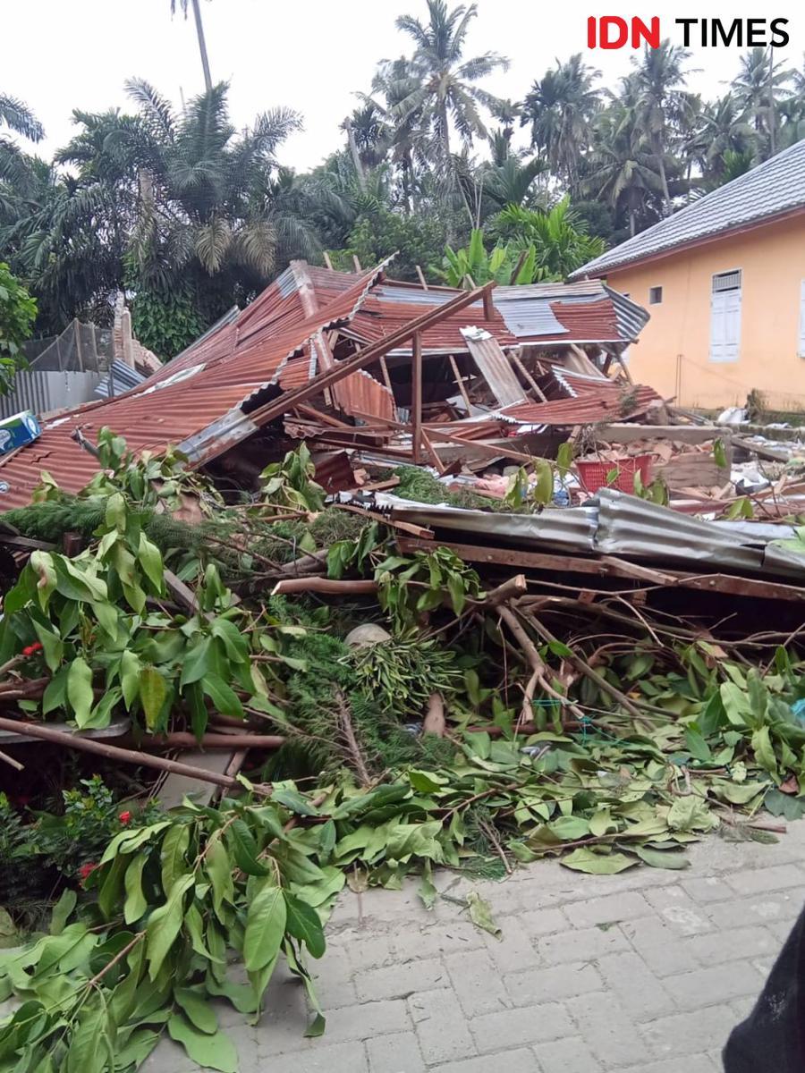 Warga Hancurkan Rumah Pelaku Pencabulan Puluhan Anak di Pasaman