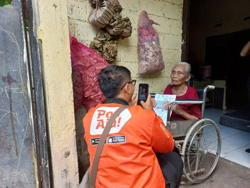PT Pos Indonesia (Persero) melakukan penyaluran Bansos Sembako dan PKH di Denpasar, Bali, pada awal Oktober 2023. Penyaluran ini jadi rangkaian dari penyaluran Bansos Sembako dan PKH triwulan III 2023, yang diamanahkan pemerintah melalui Kementerian Sosial (Kemensos) kepada Pos Indonesia. (Dok. PT Pos Indonesia)