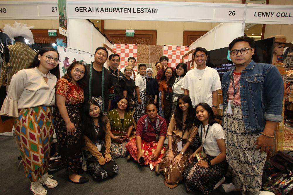 Kelas Berkain dari Lingkar Temu Kabupaten Lestari saat acara INACRAFT 2023 pada Jumat (6/10/2023) di JCC Senayan, jakarta. (dok. Lingkar Temu Kabupaten Lestari)