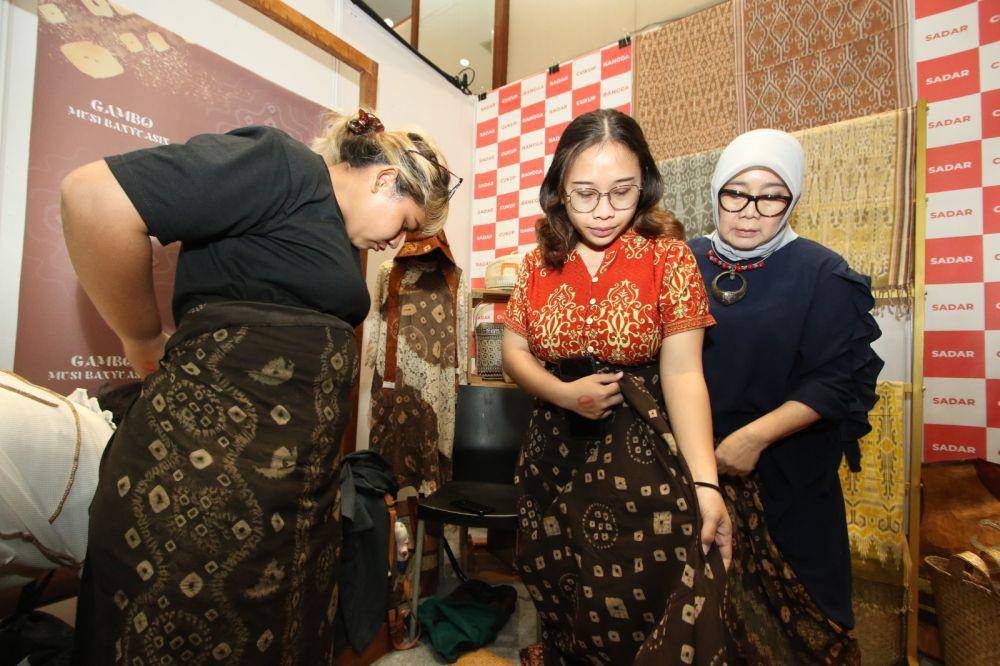 Kelas Berkain dari Lingkar Temu Kabupaten Lestari saat acara INACRAFT 2023 pada Jumat (6/10/2023) di JCC Senayan, jakarta. (dok. Lingkar Temu Kabupaten Lestari)