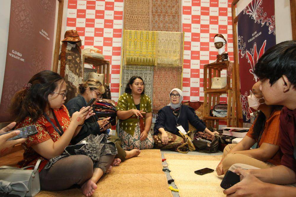 Kelas Berkain dari Lingkar Temu Kabupaten Lestari saat acara INACRAFT 2023 pada Jumat (6/10/2023) di JCC Senayan, jakarta. (dok. Lingkar Temu Kabupaten Lestari)