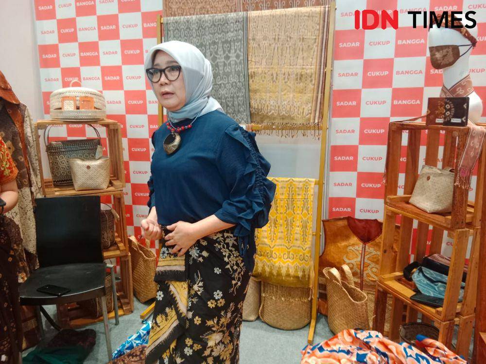 Kelas Berkain dari Lingkar Temu Kabupaten Lestari saat acara INACRAFT 2023 pada Jumat (6/10/2023) di JCC Senayan, jakarta. (IDN Times/Adyaning Raras)