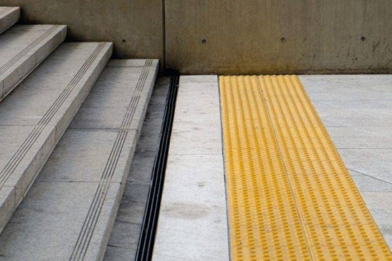 Tactile paving pada dasar tangga (adatile.com)