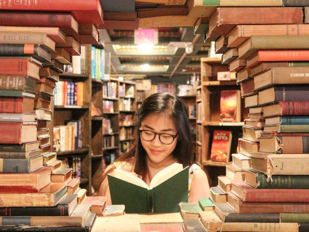 ilustrasi membaca buku (unsplash.com/ying ge)