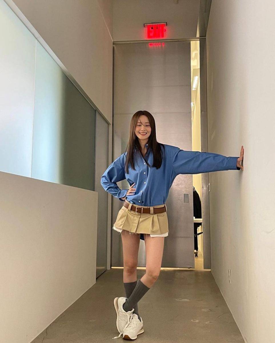 ide styling kemeja biru ala Yoona SNSD (instagram.com/yoona__lim)