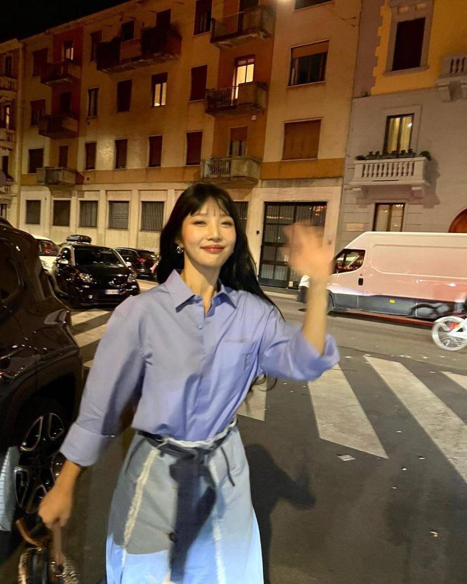 ide styling kemeja biru ala Joy Red Velvet (instagram.com/_imyour_joy)