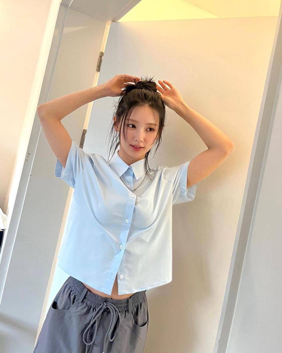ide styling kemeja biru ala Miyeon (G)I-DLE (instagram.com/noodle.zip)