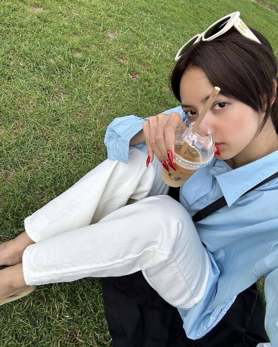 ide styling kemeja biru ala Lisa BLACKPINK (instagram.com/lalalalisa_m)