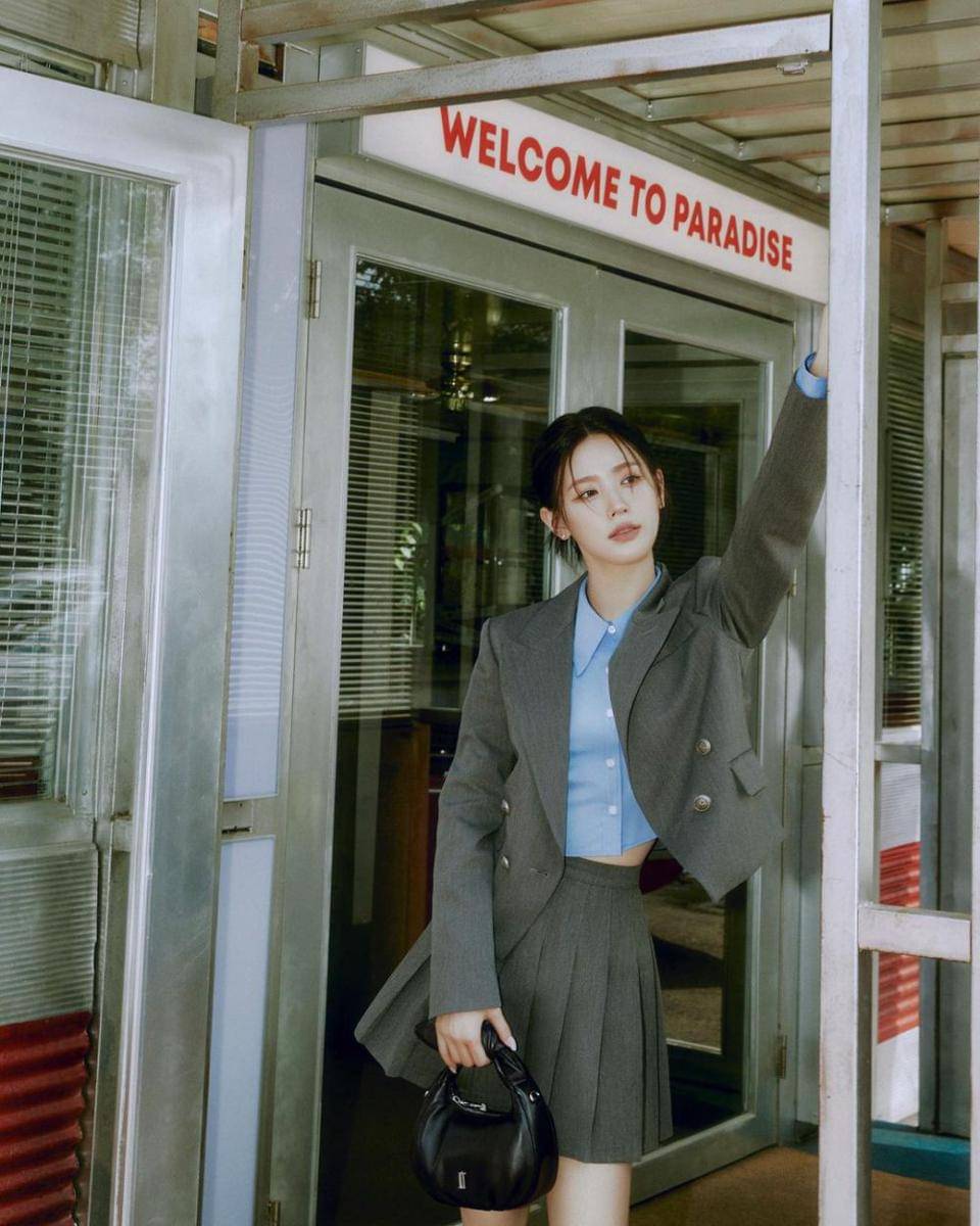 ide styling kemeja biru ala Miyeon (G)I-DLE (instagram.com/noodle.zip)