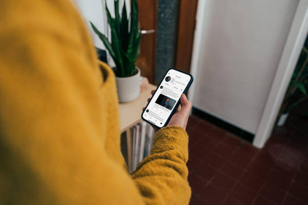 ilustrasi membaca berita di internet (unsplash.com/Jonas Leupe)