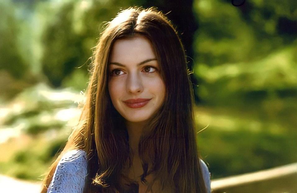 5 Film Musikal yang Dibintangi Anne Hathaway, Aktris Bersuara Emas!