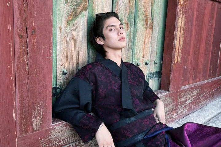 7 Potret Terbaru Bright Vachirawit di Korea, Bak Pangeran di Sageuk