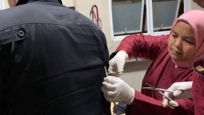 Polisi yang terkena anak panah. (dok. Istimewa)