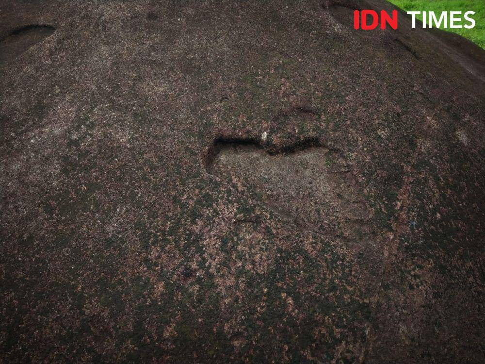 Tapak Umang yang berada di atas batu yang besar di Desa Rumah Liang (IDN Times/Eko Agus Herianto)