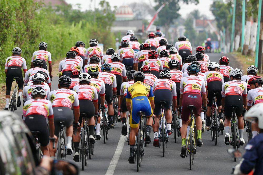 Kabupaten Banyuwangi kembali dipercaya sebagai tuan rumah ajang sport tourism nasional. Kali ini Banyuwangi menjadi lokasi perhelatan balap sepeda nasional, Tour of Kemala 2023, yang diselenggarakan berkat kolaborasi Kemala Bhayangkari dan PB Ikatan Sepeda Sport Indonesia (ISSI), dengan start-finish di Pantai Boom Banyuwangi, 7-8 Oktober 2023. (Dok. Pemkab Banyuwangi)