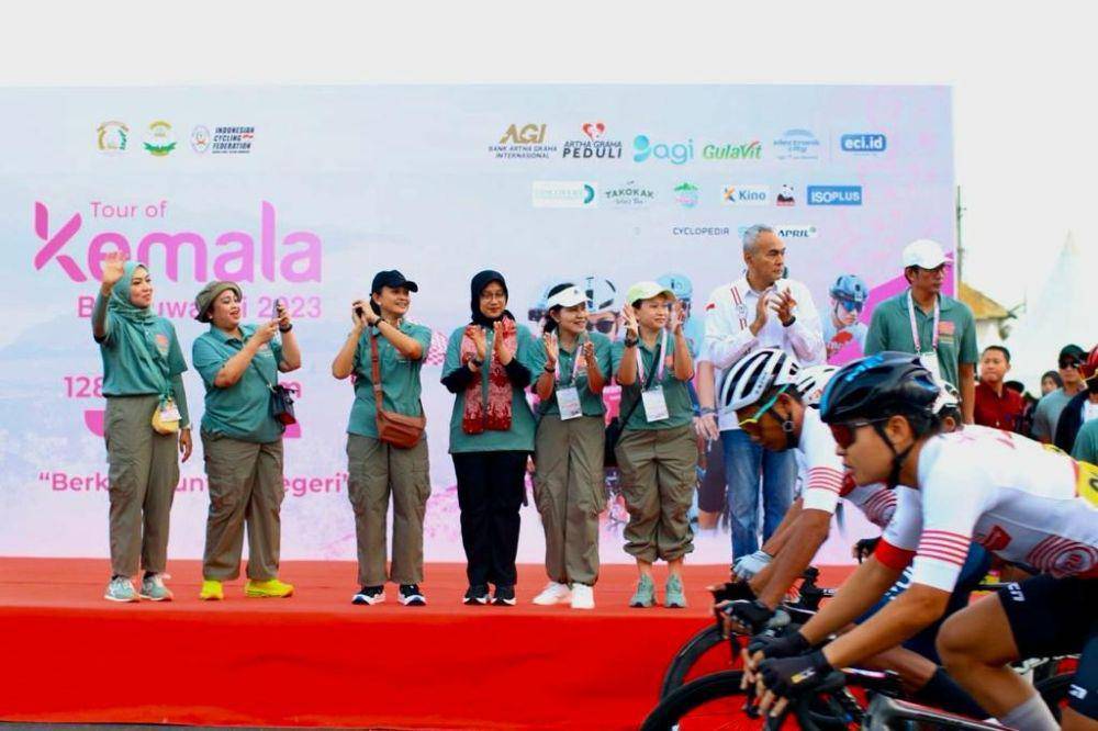 Kabupaten Banyuwangi kembali dipercaya sebagai tuan rumah ajang sport tourism nasional. Kali ini Banyuwangi menjadi lokasi perhelatan balap sepeda nasional, Tour of Kemala 2023, yang diselenggarakan berkat kolaborasi Kemala Bhayangkari dan PB Ikatan Sepeda Sport Indonesia (ISSI), dengan start-finish di Pantai Boom Banyuwangi, 7-8 Oktober 2023. (Dok. Pemkab Banyuwangi)
