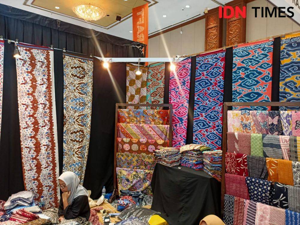 Booth Batik di Inacraft (IDN Times/Rachma Syifa Faiza Rachel)