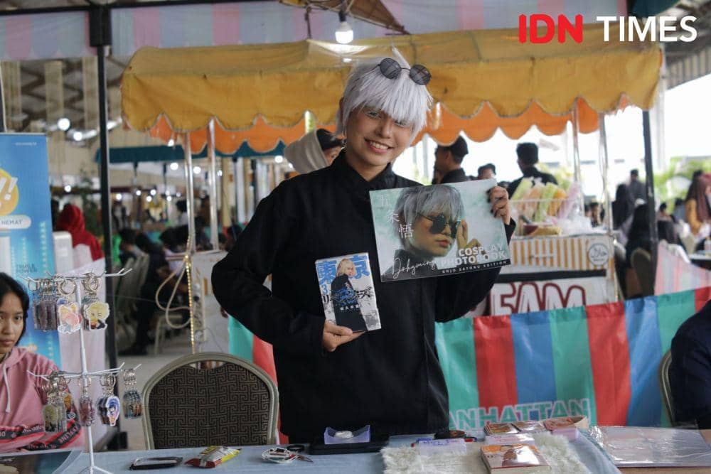 Cosplayer yang membuka stand dan menjual marchendise (IDN Times/Eko Agus Herianto)