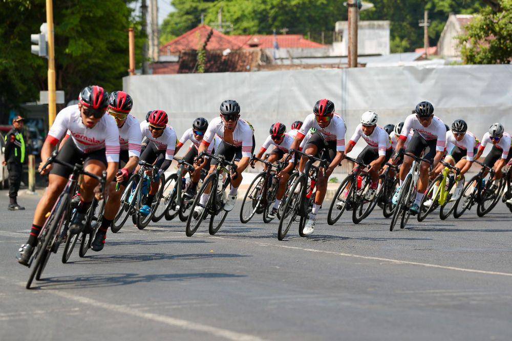Kabupaten Banyuwangi kembali dipercaya sebagai tuan rumah ajang sport tourism nasional. Kali ini Banyuwangi menjadi lokasi perhelatan balap sepeda nasional, Tour of Kemala 2023, yang diselenggarakan berkat kolaborasi Kemala Bhayangkari dan PB Ikatan Sepeda Sport Indonesia (ISSI), dengan start-finish di Pantai Boom Banyuwangi, 7-8 Oktober 2023. (Dok. Pemkab Banyuwangi)