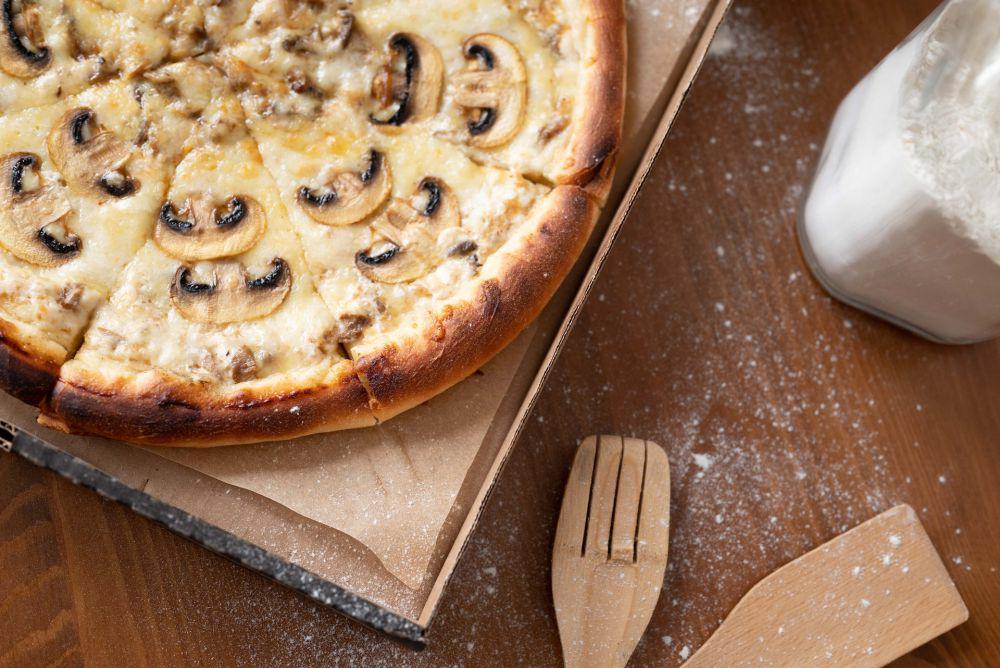 Resep Cheesy Mushroom Pizza, Taburan Kejunya Melimpah Ruah