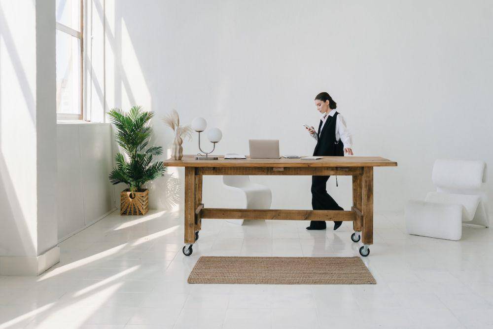 ilustrasi pecinta minimalis yang menyukai furnitur dari kayu (pexels.com/Mikhail Nilov)