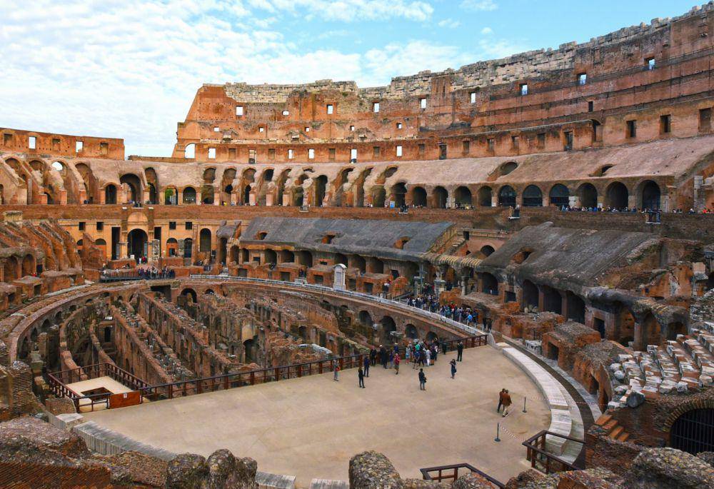 ilustrasi Colosseum (unsplash.com/@tommaomaoer)