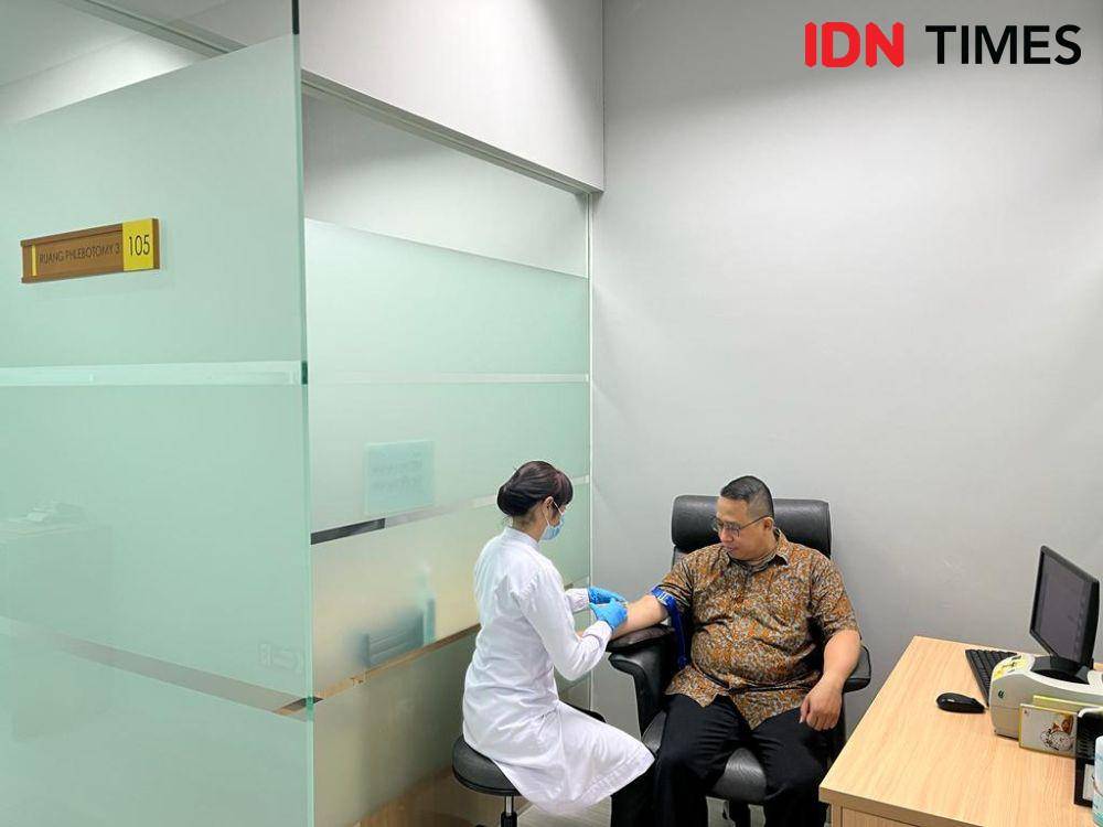 Tenaga kesehatan sedang melakukan pemeriksaan pada pasien di laboratorium klinik Grha Prodia Semarang, Sabtu (7/10/2023). (IDN Times/Anggun Puspitoningrum)