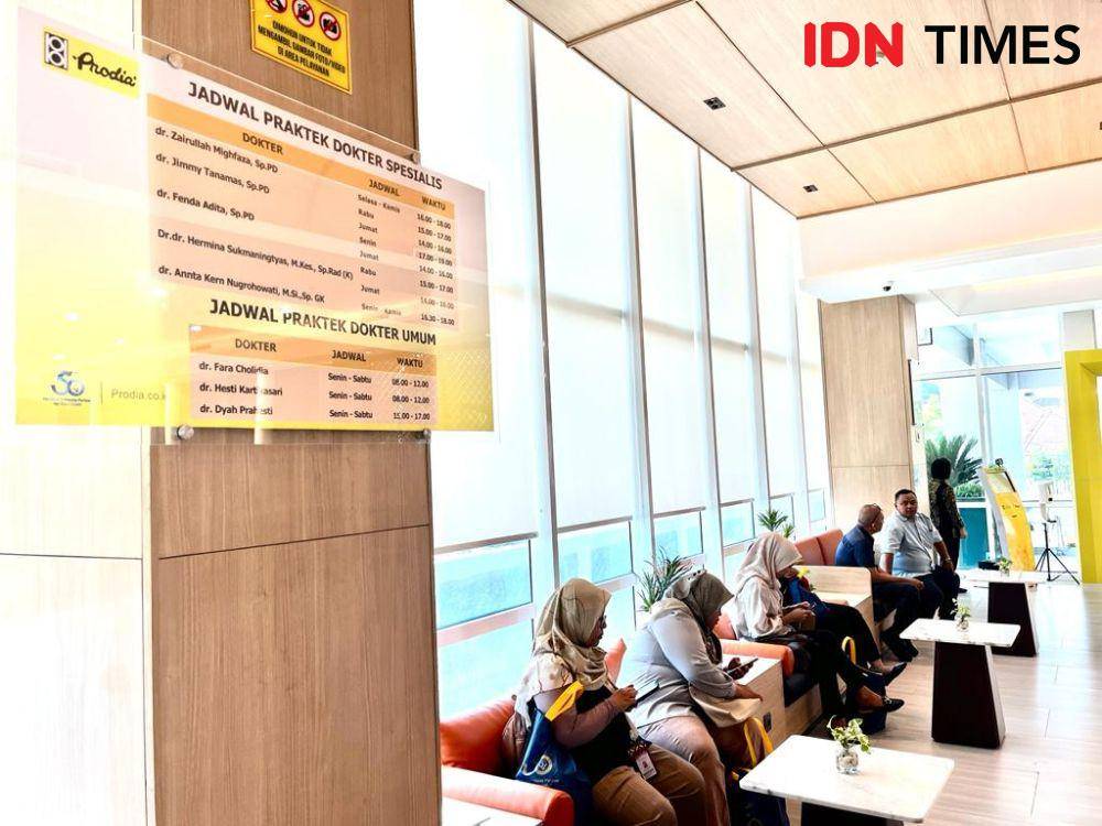 Masyarakat melakukan pemeriksaan di laboratorium klinik Grha Prodia Semarang, Sabtu (7/10/2023). (IDN Times/Anggun Puspitoningrum)