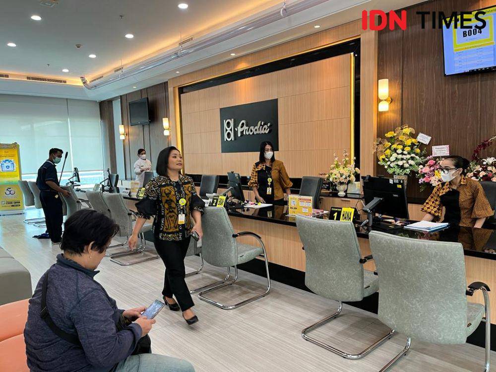 Masyarakat melakukan pemeriksaan di laboratorium klinik Grha Prodia Semarang, Sabtu (7/10/2023). (IDN Times/Anggun Puspitoningrum)