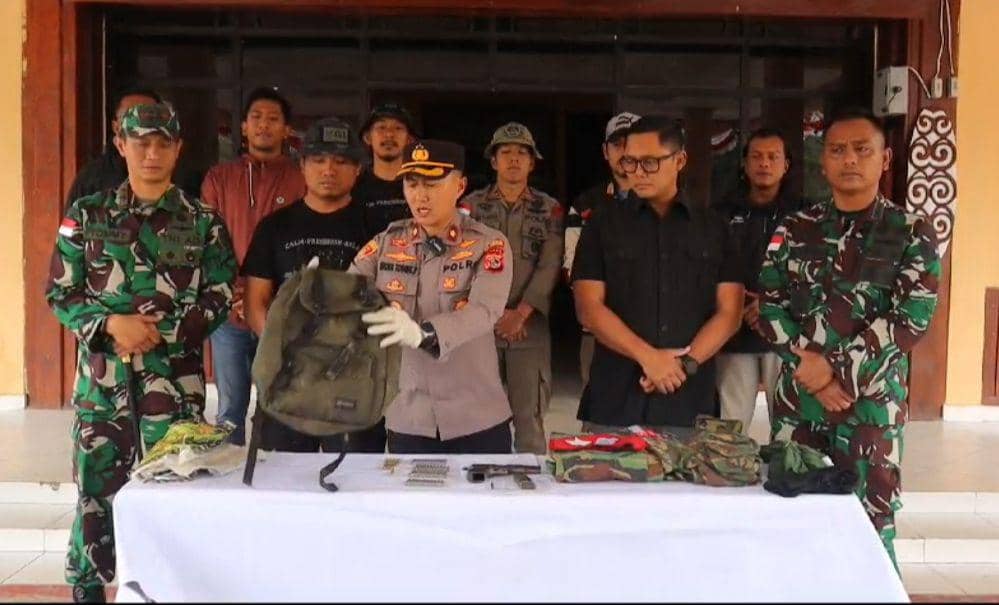 Wakapolres Pegunungan Bintang, Kompol Micha Toning Potty, menunjukkan tas yang berisikan senpi, amunisi, dan beberapa barang lainnya milik KKB. (IDN Times/Istimewa)