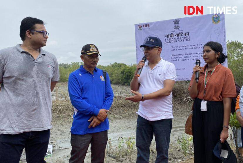 Duta Besar India untuk Indonesia bersama Konjen India Medan melakukan penanaman 2.000 pohon bakau di Desa Tanjung Rejo, Kecamatana Percut Sei Tuan, Deli Serdang (IDN Times/Indah Permata Sari)