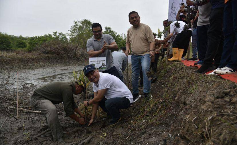 Duta Besar India untuk Indonesia bersama Konjen India Medan melakukan penanaman 2.000 pohon bakau di Desa Tanjung Rejo, Kecamatana Percut Sei Tuan, Deli Serdang (Dok. Fransisco Carolio for IDN Times)