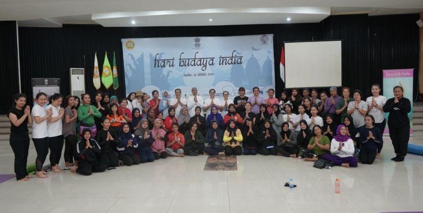 Hari Budaya, Konjen India Gelar Yoga Massal di Kampus Sari Mutiara