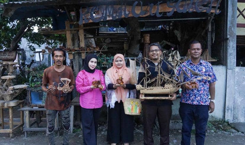 Roma Art Galery Medan hasilkan bermacam karya dari limbah kayu dan pelepah pisang (Dok. Prokopim Medan)