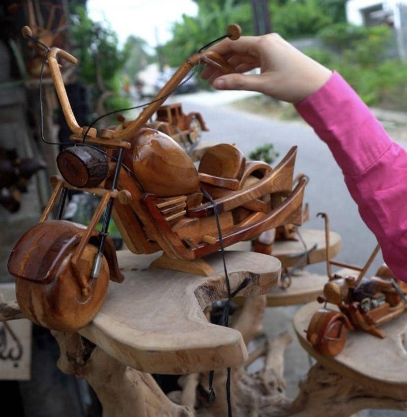 Roma Art Galery Medan hasilkan bermacam karya dari limbah kayu dan pelepah pisang (Dok. Prokopim Medan)