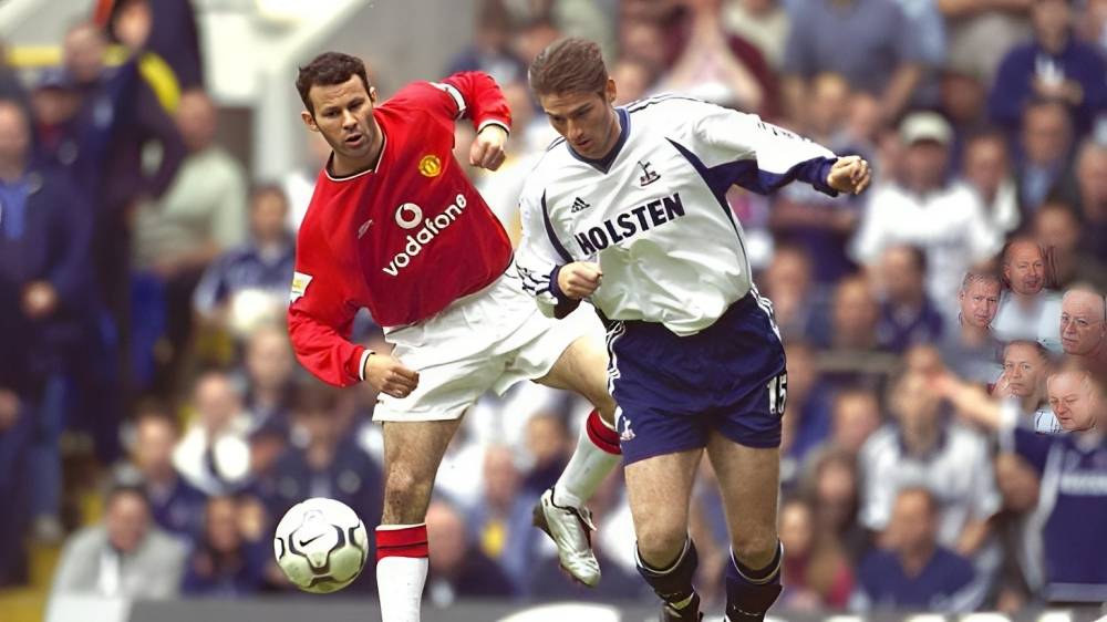 Willem Korsten (putih) berduel dengan Ryan Giggs (merah). (twitter.com/SpursOfficial)