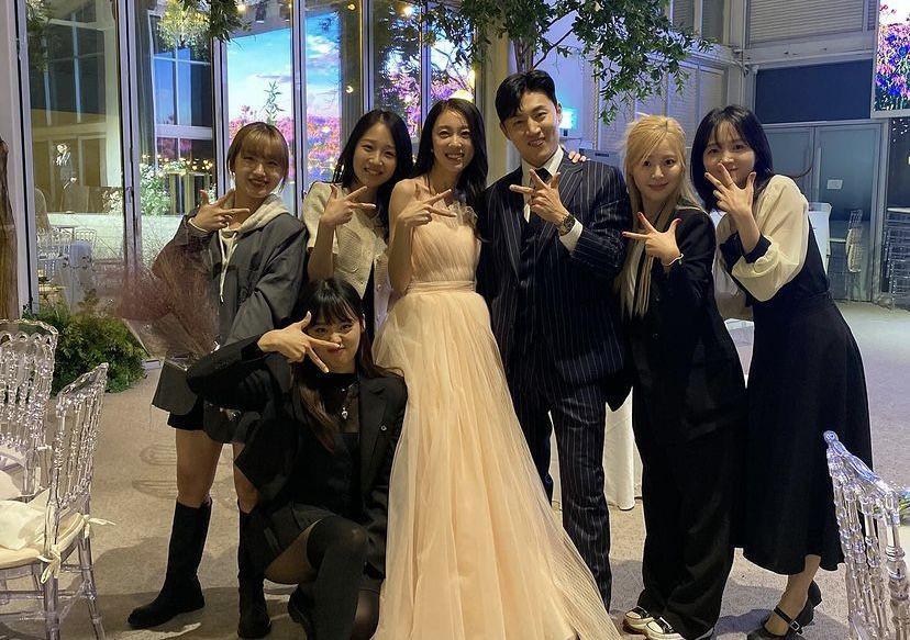 7 Potret Tamu Artis yang Hadiri Pernikahan Lee Suji, The Ark Reunian!