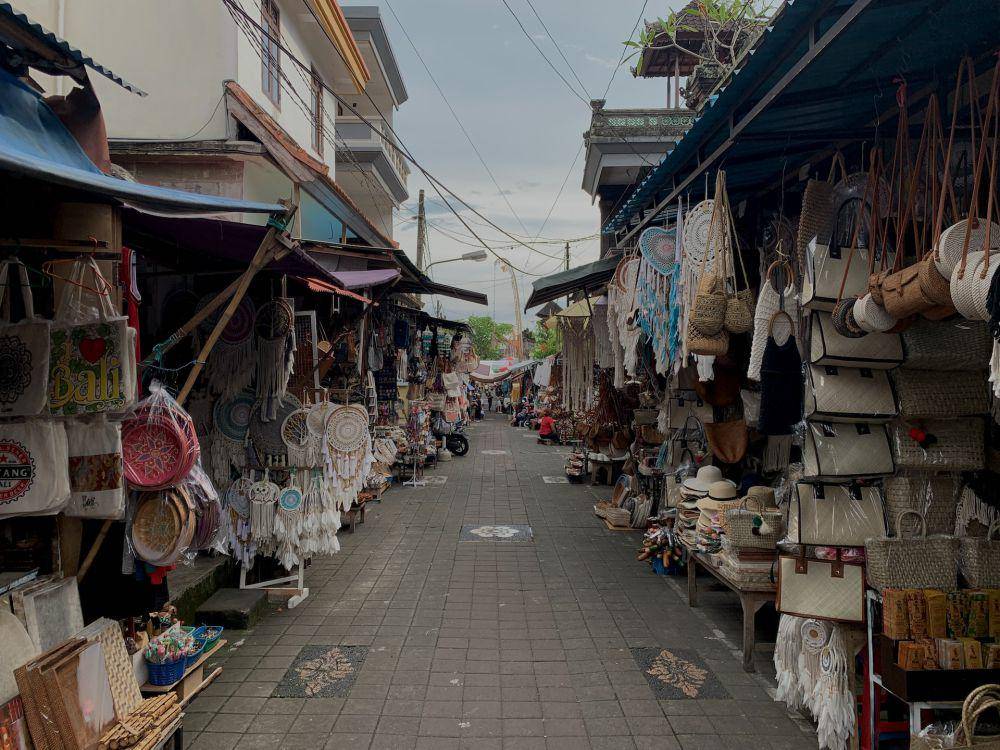 ilustrasi pasar seni Ubud (unsplash.com/Fadil Iqbal)